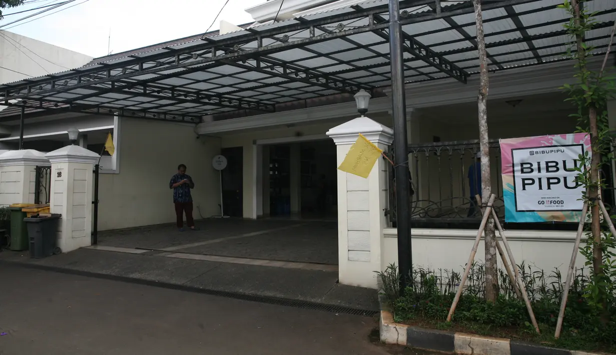 Dari pantauan tim Bintang.com, jenazah belum tiba di rumah duka dan masih berada di rumah sakit. Hanya sanak keluarga dan para tetangga yang datang melayat. (Nurwahyunan/Bintang.com)