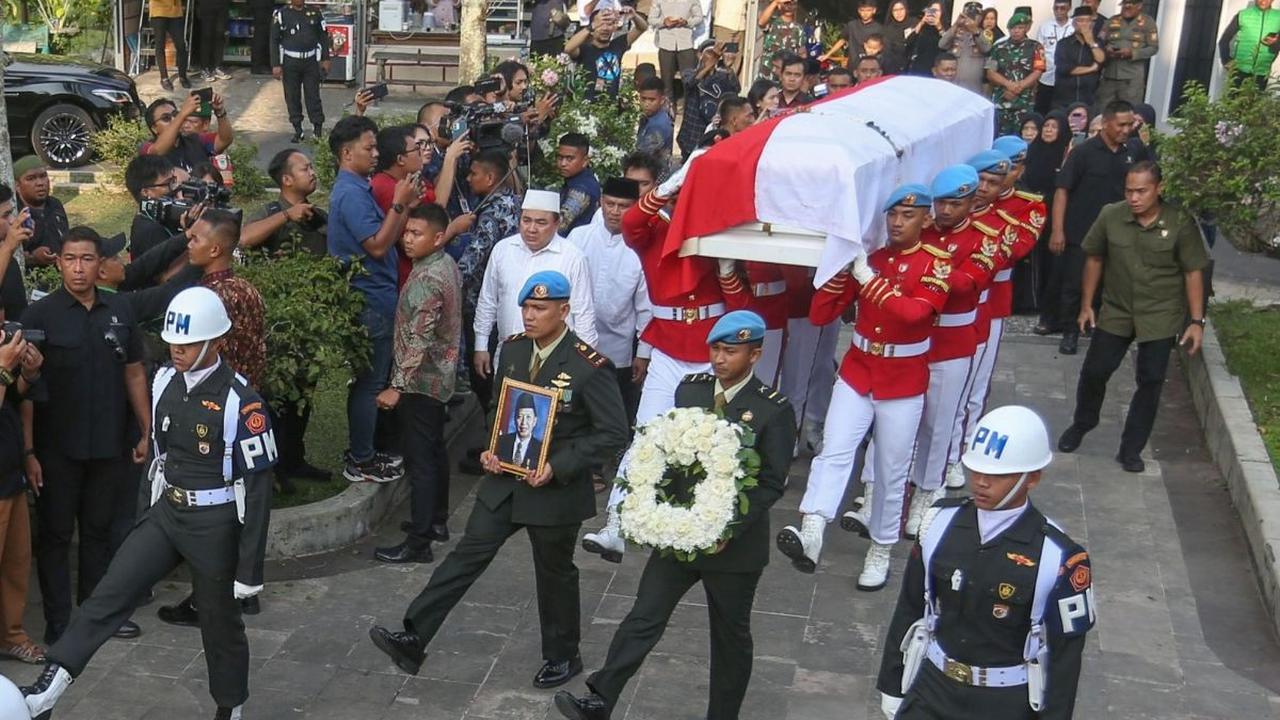 Jenazah tiba sekitar pukul 16.10 WIB di Yayasan Al-Ikhlas, Jalan Hankam RT 03/03, Desa Jogjogan, Cisarua, Kabupaten Bogor, Jawa Barat pada Rabu (24/7/2024).  Foto: merdeka.com / Arie Basuki<br>