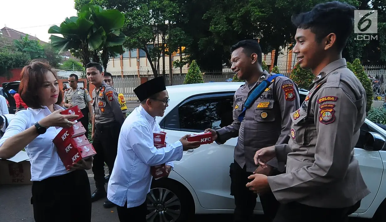 Relawan GOJO (Golkar Jokowi) memberikan makanan berbuka kepada para aparat yang melakukan penjagaan gedung KPU, Menteng, Jakarta Pusat, Kamis (23/5/). Makanan berbuka puasa ini diberikan sebagai bantuan kepada para aparat yang telah menjaga keamanan gedung KPU. (Liputan6.com/Angga Yuniar)