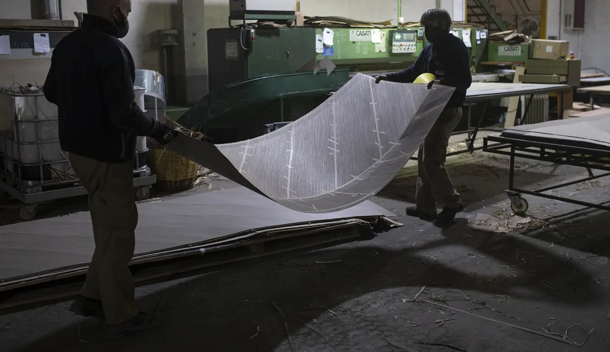 Karyawan Rechapados Ferrer membuat papan catur di La Garriga dekat Barcelona (5/3/2021). Penjualan pembuat papan catur Spanyol itu melonjak sejak ditampilkan di serial Netflix terkenal "The Queen's Gambit". (AFP Photo/Josep Lago)