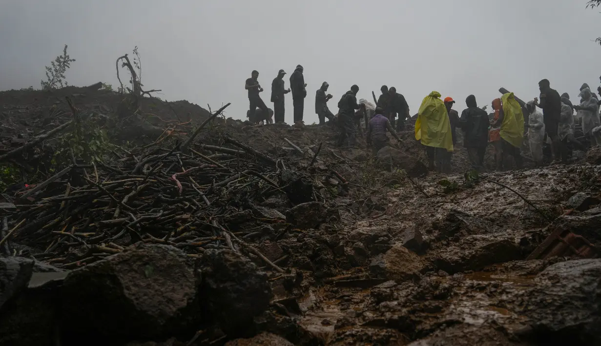 Rekor hujan monsun menewaskan lebih dari 100 orang di India utara selama dua minggu terakhir, kata para pejabat, karena hujan deras menyebabkan jalan-jalan runtuh dan rumah-rumah runtuh. (AP Photo/Rafiq Maqbool)