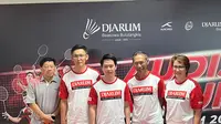 Dari kiri ke kanan: Program Director Bakti Olahraga Djarum Foundation sekaligus Ketua PB Djarum Yoppy Rosimin, Kooridnator Tim Pencari Bakat Atlet Putra Fung Permadi, mantan atlet ganda putra peringkat 1 dunia asal PB Djarum Kevin Sanjaya Sukamuljo, Ketua Tim Pencari Bakat Audisi Umum PB Djarum 2024 Sigit Budiarto, dan Koordinator Tim Pencari Bakat Atlet Putri Yuni Kartika saat hadir dalam konferensi pers di GOR Djarum Jati, Kudus, Jawa Tengah pada Rabu (11/9/2024). (Liputan6.com/Melinda Indrasari)