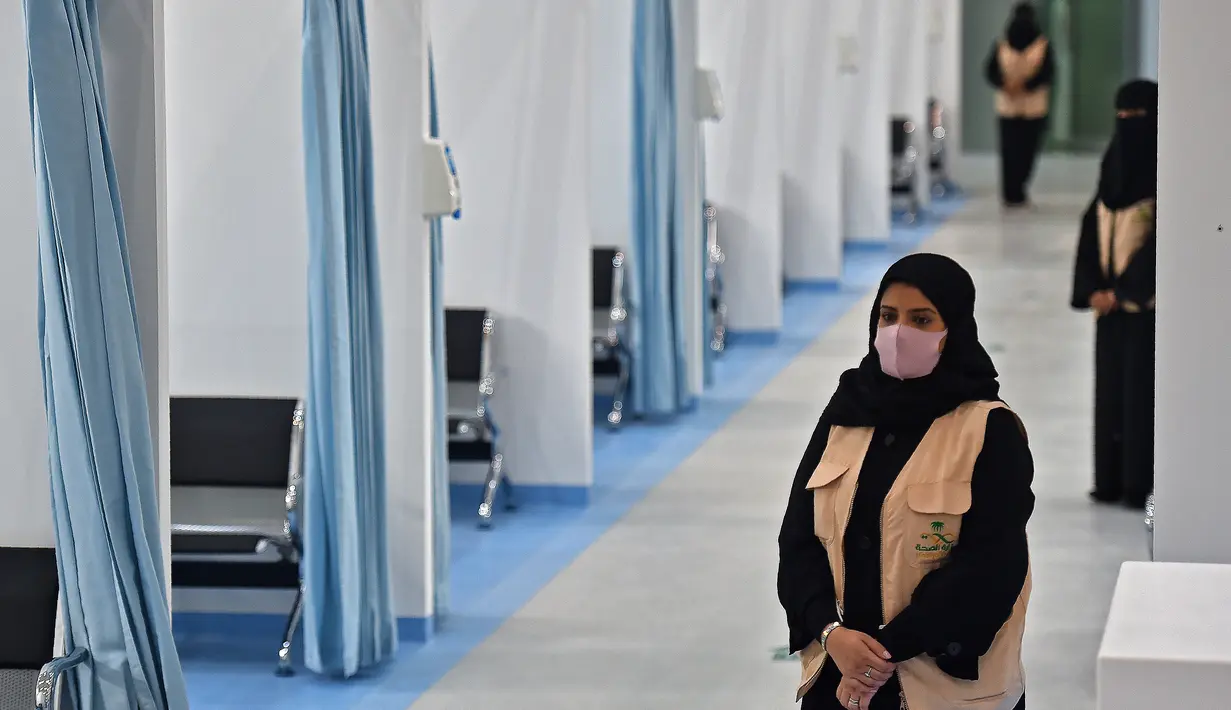 Sejumlah perawat disiagakan selama penyuntikan vaksin virus Covid-19 secara massal di pusat vaksinasi yang diawasi Kementerian Kesehatan Arab Saudi di Riyadh, Arab Saudi, Kamis (17/12/2020). (AFP/Fayez Nureldine)