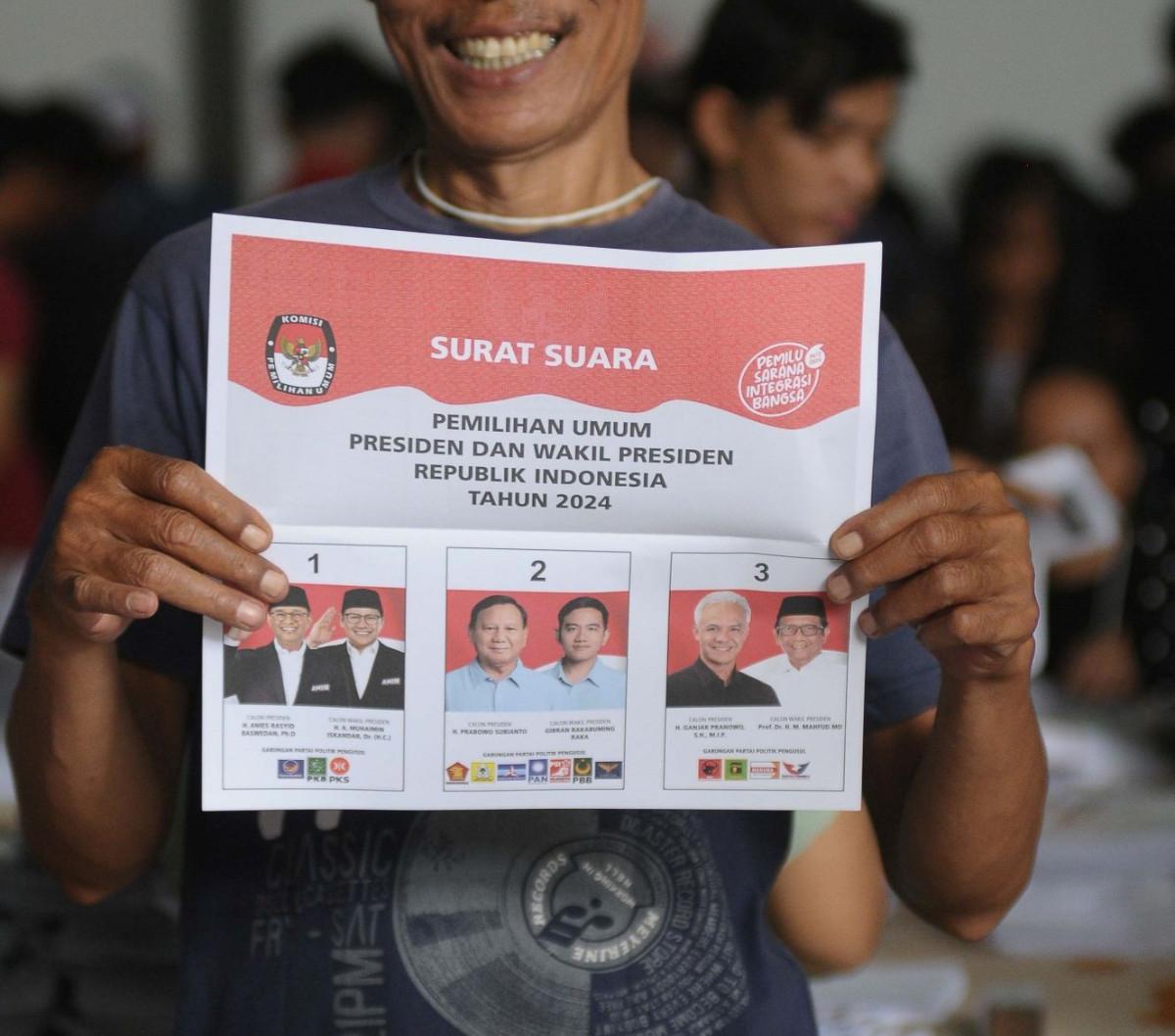 Setelah mencoblos, lipatlah surat suara sesuai petunjuk. Kemudian, pemilih harus memasukkan surat suara itu ke kotak suara yang tersedia.
