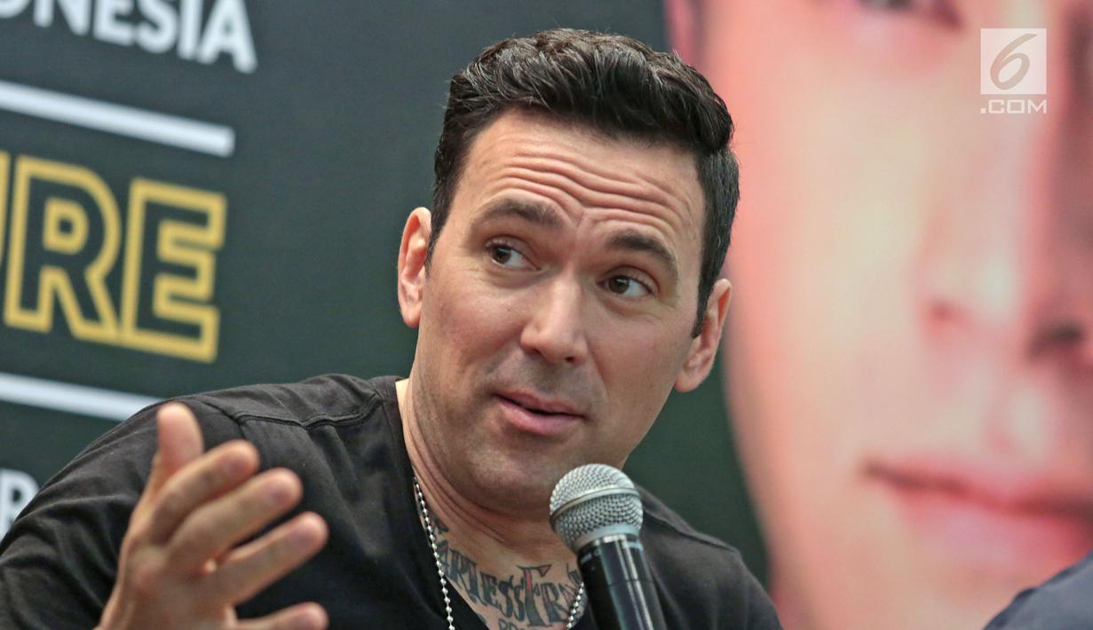 Pemeran Power Ranger Hijau, Jason Frank memberi keterangan saat jumpa pers Indonesia Comic Con 2017 di kawasan Thamrin, Jakarta, Kamis (26/10). Frank tercatat sebagai aktor terlama yang bermain dalam serial power ranger. (Liputan6.com/Herman Zakharia)