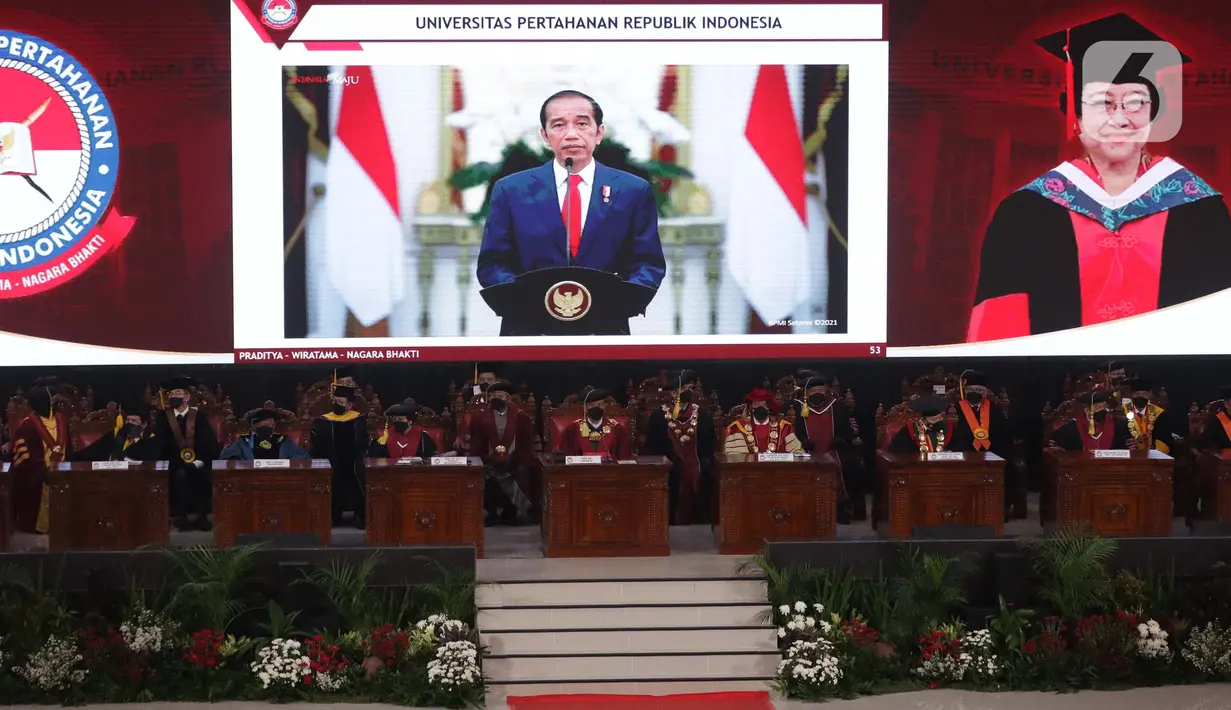 Presiden Republik Indonesia ke-7, Joko Widodo menyampaikan ucapan selamat kepada Presiden Republik Indonesia ke-5, Megawati Soekarnoputri saat Sidang Senat Terbuka Pengukuhan Guru Besar di Aula Merah Putih Universitas Pertahanan, Bogor, Jumat (11/6/2021). (Liputan6.com/Helmi Fithriansyah)