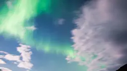 Aaurora borealis menghiasi langit Reinfjorden di Reine, Lingkaran Arktik (8/9). Fenomena ini terjadi saat adanya koalisi antara partikel gas di atmosfer bumi dan partikel listrik yang dipantulkan oleh matahari. (AFP Photo/Jonathan Nackstrand)