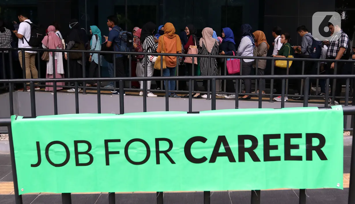 <p>Sejumlah pencari kerja memadati arena Job Fair di kawasan Jakarta, Rabu (27/11/2019). Job Fair tersebut digelar dengan menawarkan lowongan berbagai sektor untuk mengurangi angka pengangguran. (Liputan6.com/Johan Tallo)</p>