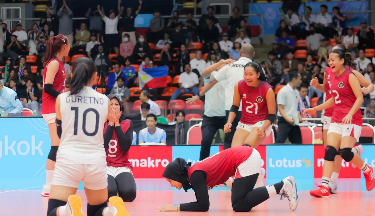 Indonesia menutup pertandingan final voli putri SEA Games 2025 lewat kemenangan 26-24 pada set keempat sekaligus memastikan meraih medali perunggu. Tampak dalam foto, tim voli putri Indonesia saat merayakan kemenangan usai bertanding melawan Filipina pada laga final SEA Games 2025 di Indoor Stadium Huamark, Bangkok, Thailand, Senin (15/12/2025). (Bola.com/Bagaskara Lazuardi)