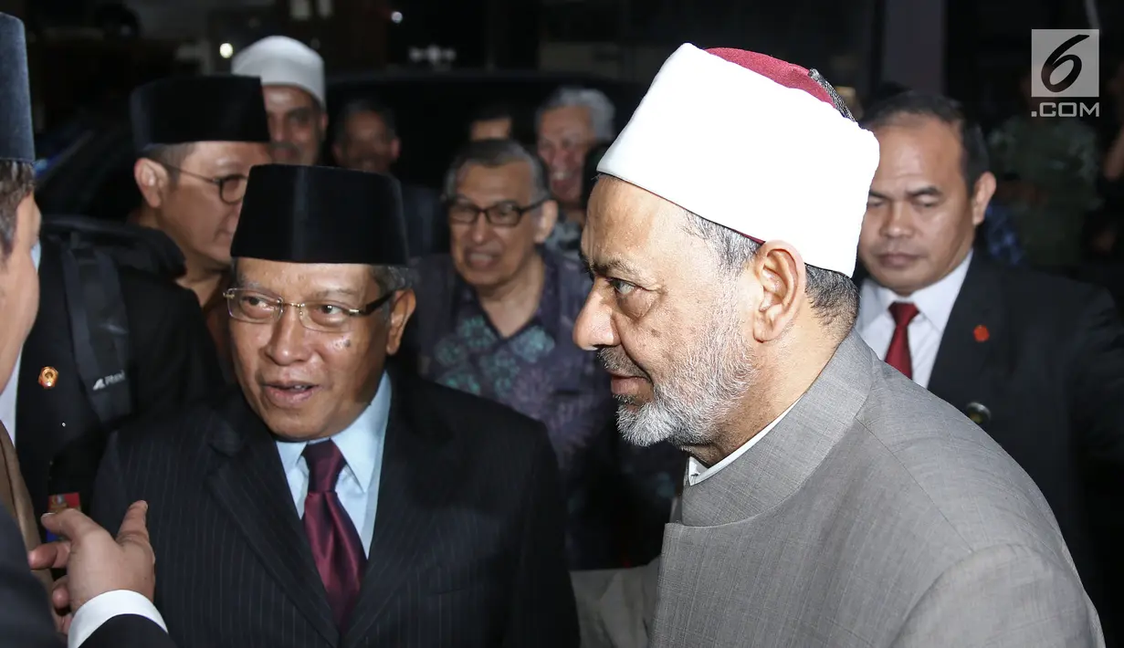 Ketum PBNU, Said Aqil Siradj menerima kunjungan Grand Syeikh Al Azhar Mesir Ahmad Muhammad Ath-Thayeb  di gedung PBNU, Jakarta, Rabu (2/5). Pertemuan berdiskusi mengenai Islam Nusantara dengan para kiai dan pengurus PBNU . (Liputan6.com/Herman Zakharia)