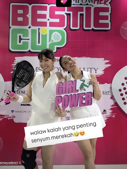 Ayu Dewi dan Tyna juga tampak stylish dengan attire sporty dominasi putih. Ayu Dewi menambahkan sejumlah aksesori untuk sempurnakan gayanya.