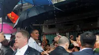 Presiden AS, Barack Obama menyapa warga usai wawancara dengan Anthony Bourdain di area perbelanjaan Hanoi, Vietnam (24/5). Kunjungan Obama ke Vietnam untuk mengakhiri larangan penjualan perlengkapan militer kepada pihak Hanoi. (REUTERS/Carlos Barria)