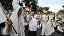 Para demonstran bersiap melanjutkan aksinya setelah salat ashar berjamaah di depan Balai Kota, Jalan Medan Merdeka Selatan, Jakarta, Jumat (4/11). (Liputan6.com/Yoppy Renato)