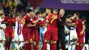 Pelatih Spanyol, Luis Enrique (kedua kanan) merayakan kemenangan atas Kosta Rika dengan para pemain pada pertandingan grup E Piala Dunia 2022 Qatar di Stadion Al Thumama di Doha, Qatar, Rabu (23/11/2022). Spanyol menang atas Kosta Rika dengan skor 7-0. (AP Photo/Julio Cortez)