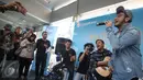 Grup musik Nidji tampil menghibur penumpang di Halte Transjakarta Sarinah, Thamrin, Jakarta Pusat, Senin (27/3). Acara tersebut diadakan dalam rangka memperingati ulang tahun ke-3 PT Transjakarta. (Liputan6.com/Immanuel Antonius)
