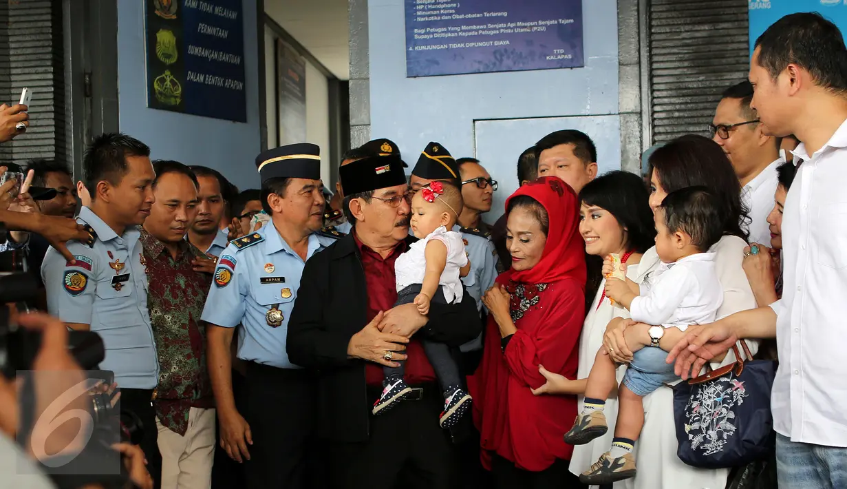 Terpidana kasus pembunuhan, Antasari Azhar mencium sang cucu ketika keluar bebas dari dalam penjara di Lapas Kelas 1 Tangerang, Banten (10/11). Antasari Azhar divonis 18 tahun penjara dalam kasus pembunuhan Nasruddin Zulkarnaen (Liputan6.com/Fery Pradolo)