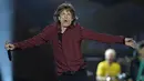 Band yang usianya sudah mencapai setengah abad ini tetap menghentak penggemarnya di setiap pertunjukkan mereka.Foto diambil saat konser di Swedia, Juli 2014. (AFP Photo/Anders Wiklund)