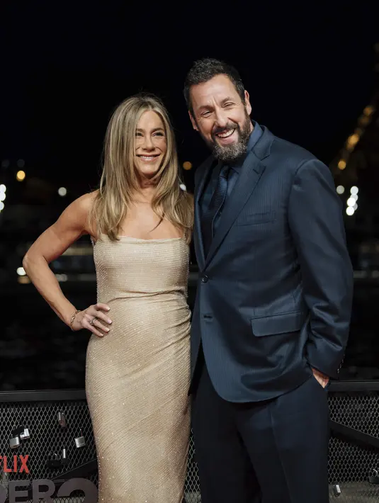 Baik Sandler maupun Aniston tidak hadir di ajang Oscar pada hari Minggu. Seperti yang dicatat oleh Cosmopolitan, Anda biasanya hanya diundang ke Oscar jika Anda adalah seorang nominator, bagian dari pembuatan film yang dinominasikan, penerima penghargaan kehormatan, mempersembahkan sebuah penghargaan, atau tamu dari seseorang yang diundang. (AP Photo/Lewis Joly)