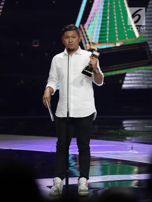 Aktor Gading Marten mengangkat piala dalam acara IBOMA 2018 di STUDIO 6 EMTEK CITY, Jakarta, Jumat (23/3). Gading meraih penghargaan kategori pemeran pendukung pria terbaik. (Liputan6.com/Herman Zakharia)