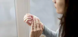 Kebiasaan sehari-hari, paparan air, hingga penggunaan produk tertentu bisa memengaruhi kekuatan kuku. (Foto/Dok: Magnific)