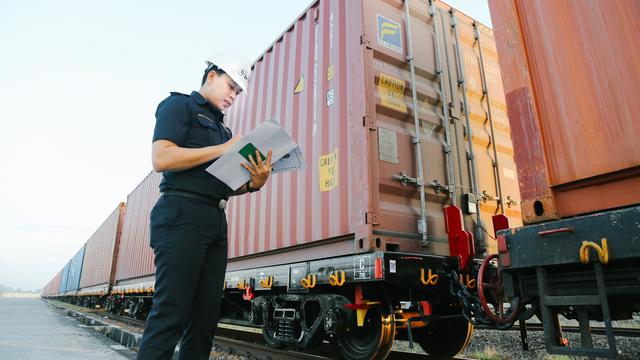 Ilustrasi petugas Bea Cukai tengah melakukan pendataan barang-barang impor. (Istimewa)