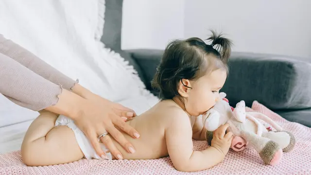 Contoh ilustrasi bayi menikmati pijatannya