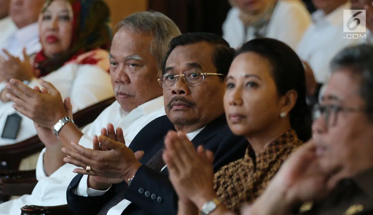 Jaksa Agung HM Prasetyo bersama tiga menteri menghadiri penandatanganan nota kesepahaman di Jakarta, Kamis (1/3). Tiga menteri tersebut menggandeng Kejaksaan Agung untuk mengawal pembangunan proyek infrastruktur di Indonesia. (Liputan6.com/JohanTallo)