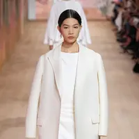 Satu lagi model Indonesia yang berhasil menjajal panggung peragaan busana di Paris. [Foto: IG/jaceyphilana/persona_mgt].