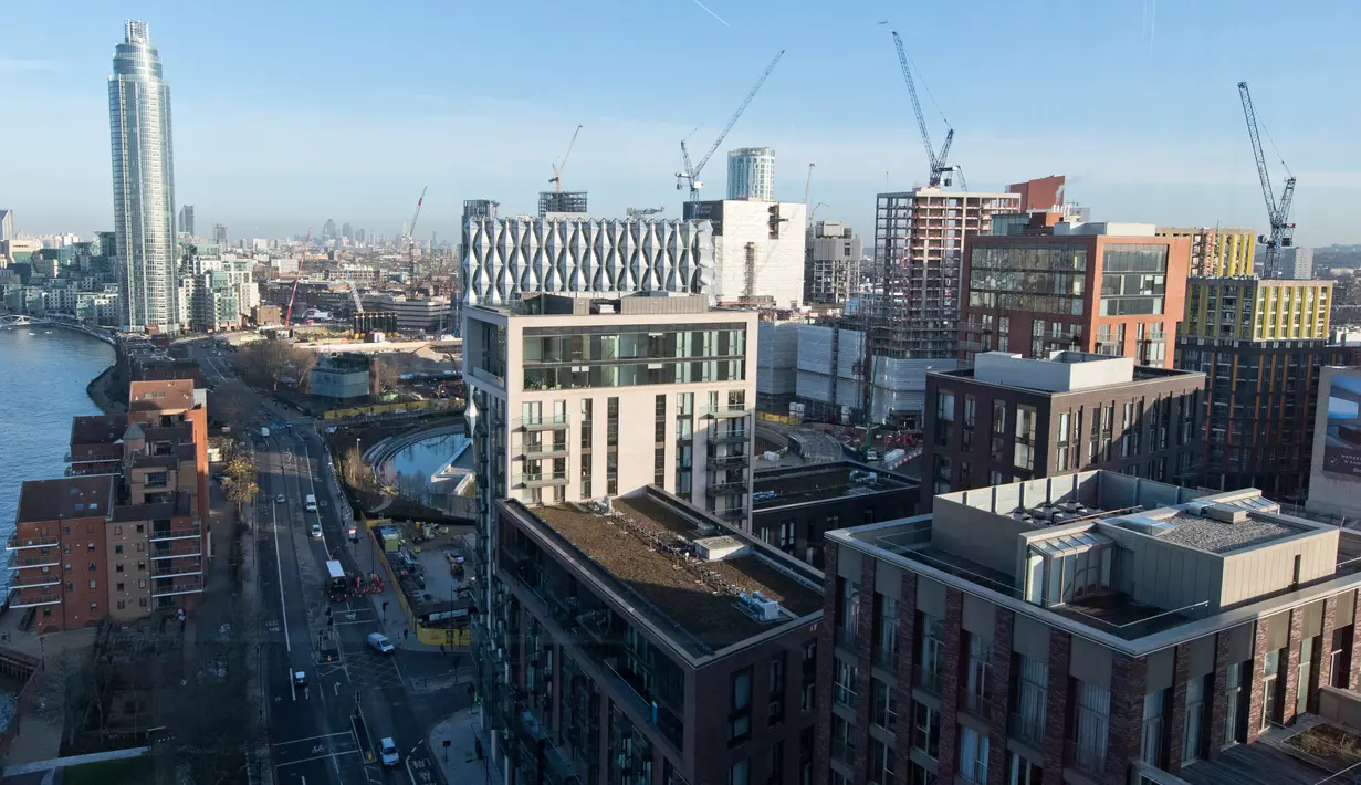 Gedung baru kedutaan Amerika Serikat (AS) di Embassy Gardens, London, Inggris, Senin (18/12). Gedung kedutaan AS seluas 48.123 m2 dengan bangunan super megah ini berdiri di sisi selatan sungai Thames dan lebih terpencil. (Justin TALLIS/AFP)