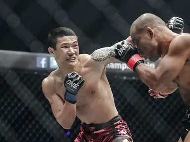 Petarung China, Peng Xue Wen (kiri) melakukan pukulan ke petarung Filipina, Rene Catalan (kanan) saat berlaga pada One Championship di Jakarta, Sabtu (20/1). Petarung Rene Catalan menang atas Peng Xue Wen. (Liputan6.com/Faizal Fanani)