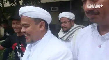 Rizieq Shihab menjalani pemeriksaan terkait dugaan penistaan Pancasila di Polda Jawa Barat. Saat istrirahat salat, Rizieq mengaku ditanya penyidik dengan sejumlah pertanyaan tentang Pancasila