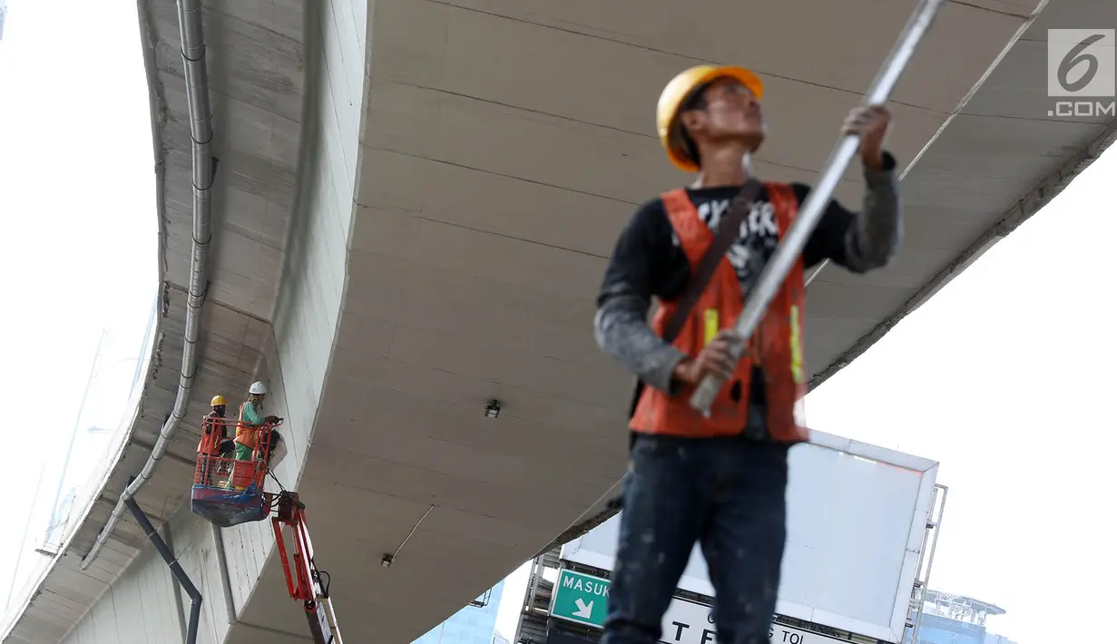 Pekerja mengecat dinding Flyover Pancoran di Jakarta, Sabtu (24/2). Pengecatan dilakukan untuk mempercantik flyover serta menghindari kesan kumuh. (Liputan6.com/Immanuel Antonius)