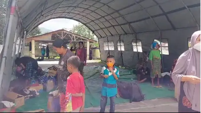Warga dari sejumlah desa mengungsi di posko kantor Kecamatan Wulanggitang, Kabupaten Flores Timur, pasca gunung Lewotobi Laki-laki kembali erupsi (Liputan6.com/Ola Keda)