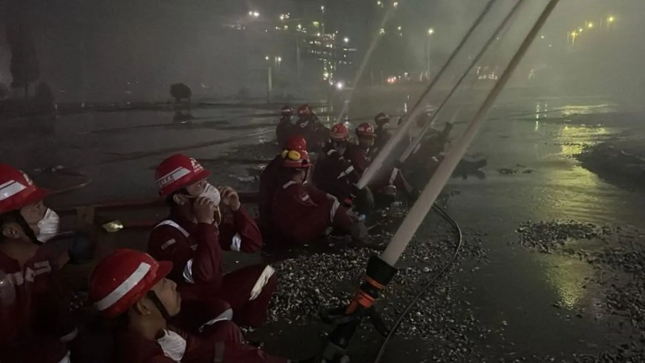 Tim Pemadam di Kilang Dumai Pertamina. (Antara)