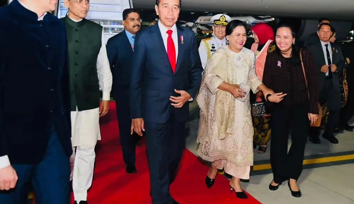 Potret Ibu Negara mendampingi Presiden Jokowi mengunjungi New Delhi. Iriana tampil cantik dengan busana panjang bernuansa pink yang lembut dipadu celana panjang senada dan selendangnya yang manis. [Foto: Instagram/jokowi]