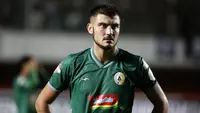 Striker PSS Sleman, Yevhen Bokhashvili, mengamati rekannya saat melawan Arema FC pada laga Liga 1 2019 di Stadion Maguwoharjo, Sleman, Rabu (15/5). PSS menang 3-1 atas Arema. (Bola.com/Yoppy Renato)