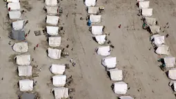 Kondisi Desa Rajanpur, Pakistan yang tergenang banjir, Kamis (6/8/2015). Warga hanya bisa pasrah menunggu bantuan yang dikirim pemerintah menggunakan helikopter. (AFP PHOTO/SS MIRZA)