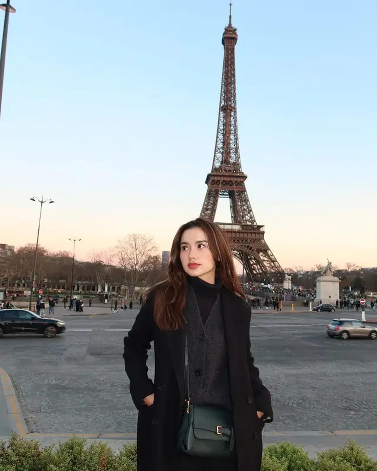 6 Potret Sarah Menzel Liburan di Paris, LDR dari Azriel Hermansyah