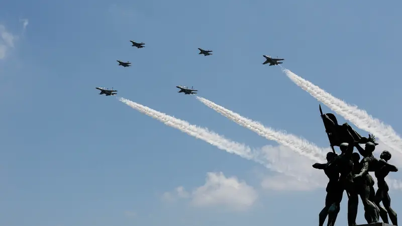 Atraksi Sukhoi dan F16 dalam peringatan HUT ke-17 RI di Istana