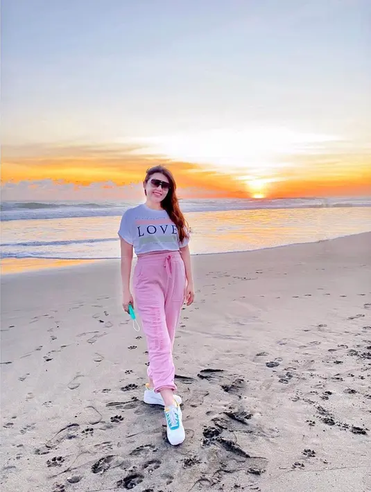 Dilanjutkan lagi, saat menumpangi truk tersebut tentunya Via tidak mengenakan seragam sekolah. Ia menyamar menjadi anak laki-laki dengan mengenakan kaus oblong dan rambut yang dimasukan ke dalam topi. (Instagram/viavallen)