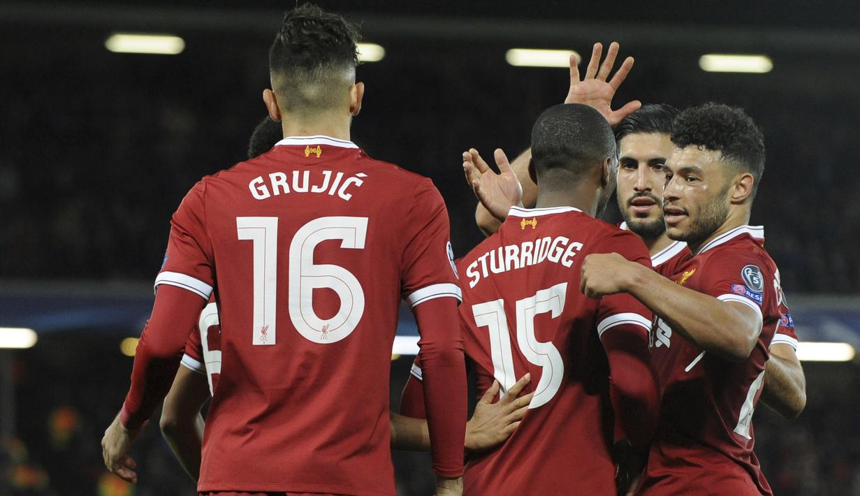 Para pemain Liverpool merayakan gol  Daniel Sturridge saat melawan Maribor pada laga Liga Champions grup E di Stadion Anfield, Liverpool, (1/11/2017). Liverpool menang 3-0. (AP/Rui Vieira)