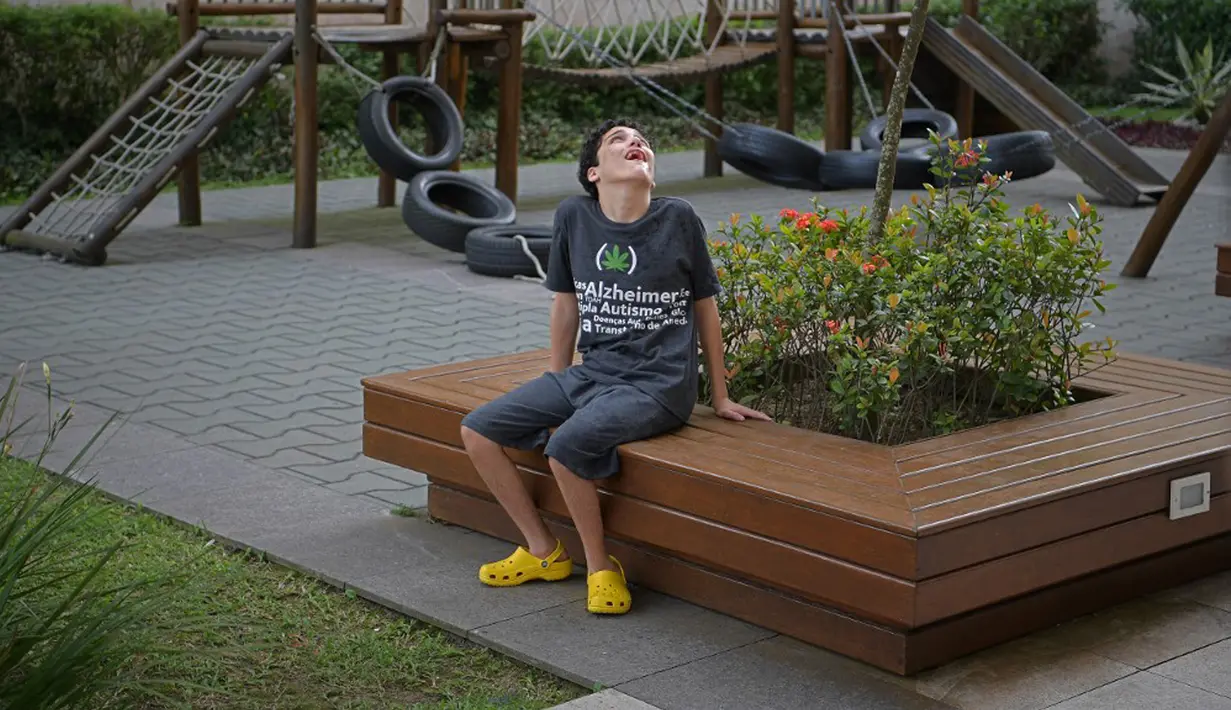 Gabriel Guerra yang menderita autisme parah dan cerebral palsy berpose di Rio de Janeiro, Brasil, 20 September 2021. Gabriel diberitahu pada usia dini bahwa dia tidak akan pernah bisa bergerak, tetapi ganja obat telah menghentikan kejangnya dan membuatnya bisa berjalan. (CARL DE SOUZA/AFP)