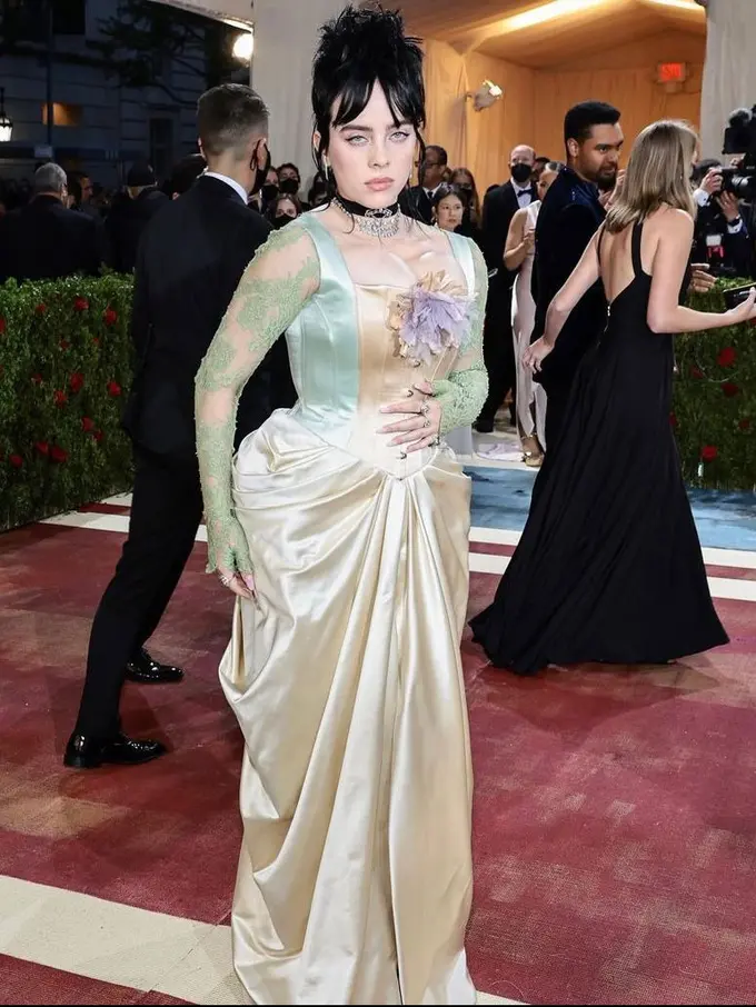 Billie Eilish Tampil Bergaya Aristokrat Punk dengan Gaun Korset Gucci di Met Gala 2022