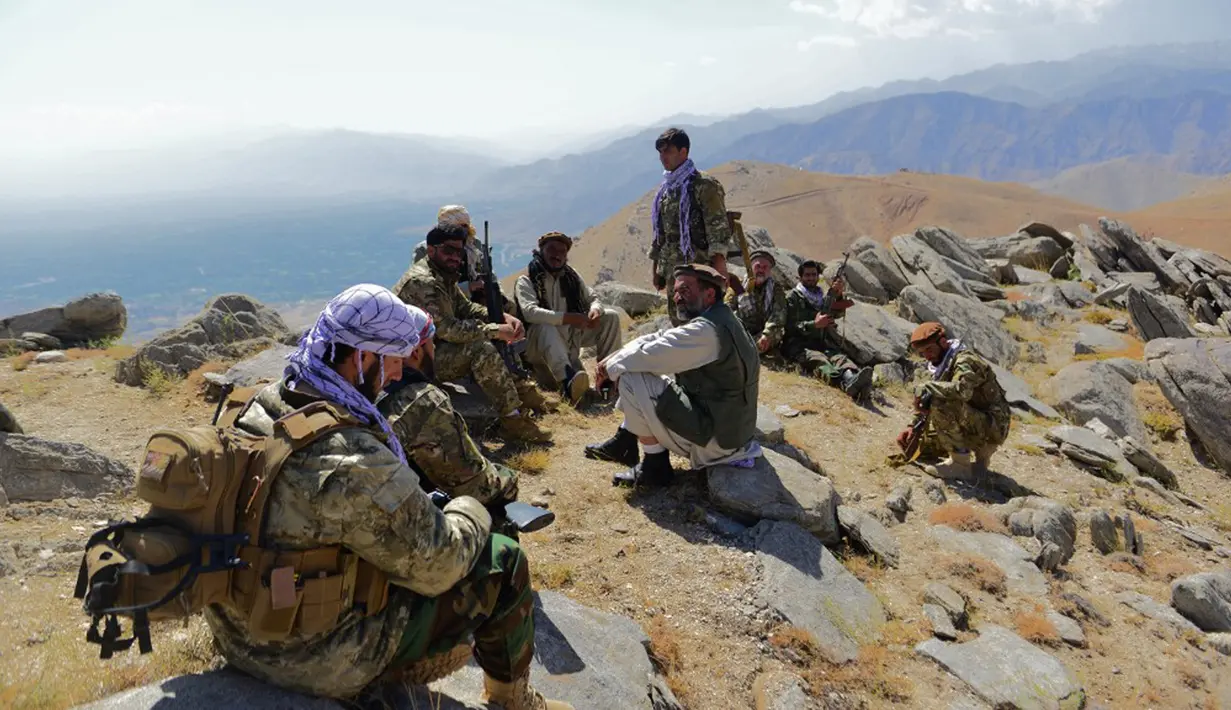 Gerakan perlawanan Afghanistan dan pasukan pemberontak anti-Taliban istirahat saat patroli di puncak bukit di daerah Darband, Distrik Anaba, Provinsi Panjshir, 1 September 2021. Panjshir terkenal dengan pertahanan alami yang tak pernah ditembus pasukan Soviet atau Taliban. (AHMAD SAHEL ARMAN/AFP)