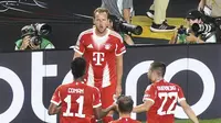 Penyerang Bayern Munchen, Harry Kane (tengah), merayakan gol bersama rekan setimnya dalam laga Grup C Piala Dunia Antarklub melawan Boca Juniors di Miami Gardens, Florida, Sabtu (21/6/2025) WIB. (AP Photo/Marta Lavandier)