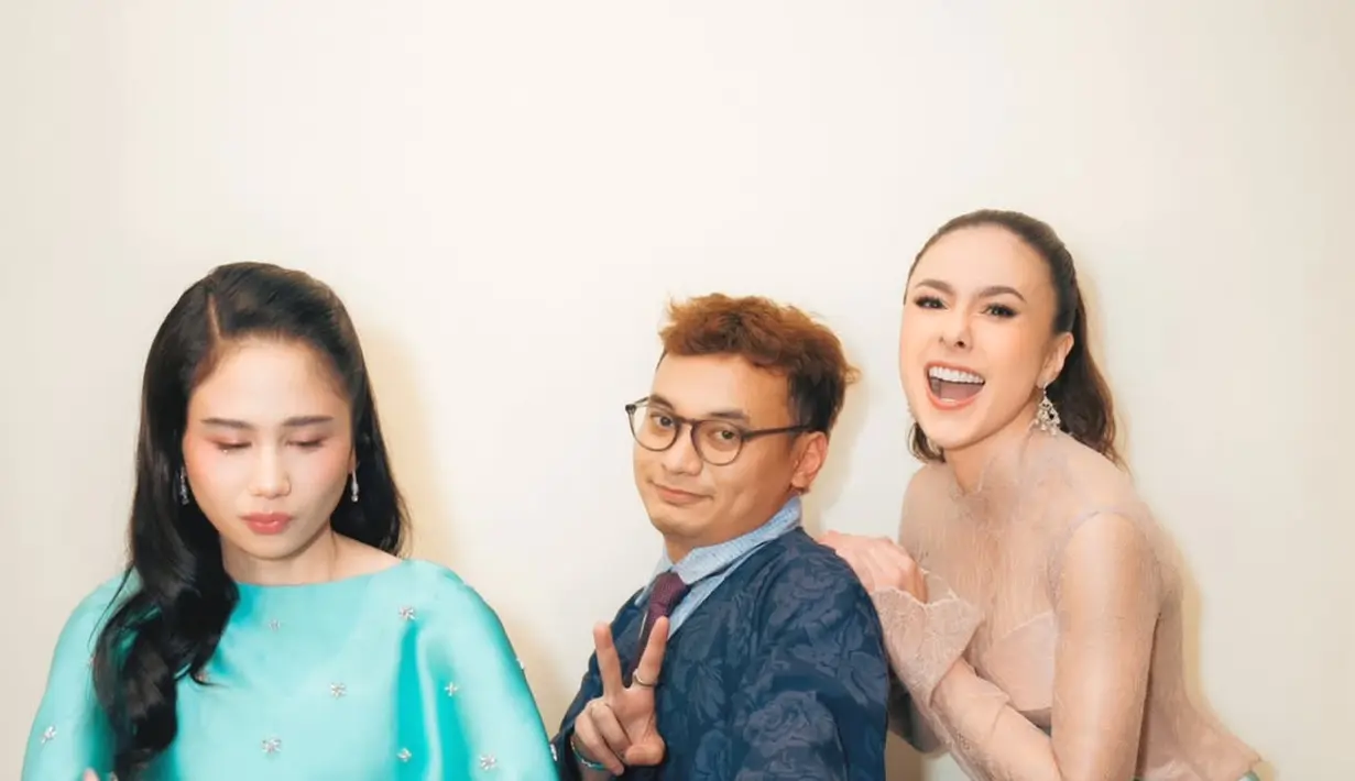 Tak hanya busananya yang mencuri perhatian, Wulan juga melengkapi penampilannya dengan perhiasan mewah. Ia mengenakan chandelier diamond earrings dari Mondial, yang menambah kilauan glamor pada keseluruhan look-nya.  [@wulanguritno].