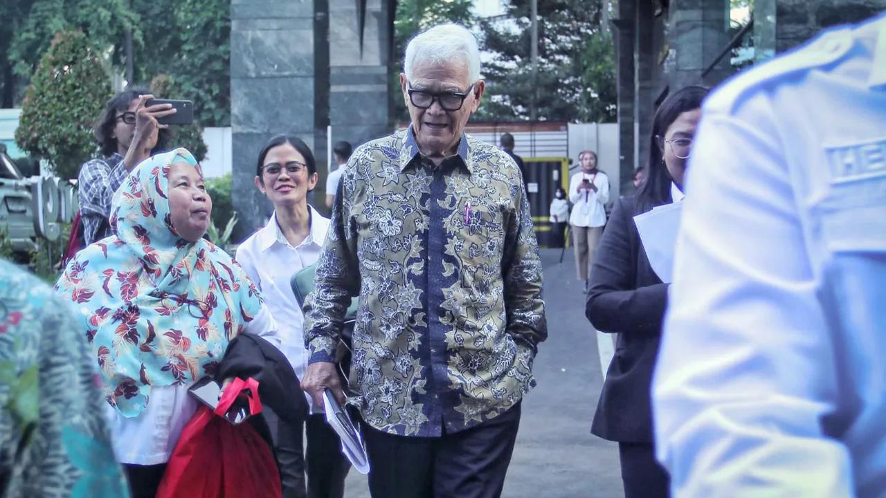 Putusan MKMK terkait sanksi pemecatan Anwar Usman sebagai ketua MK diwarnai pendapat berbeda atau dissenting opinion oleh anggota MKMK Bintan Saragih.