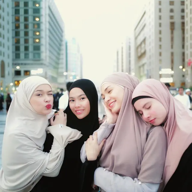 7 Potret Rebecca Klopper Jalani Umrah, Tampil Anggun Berhijab