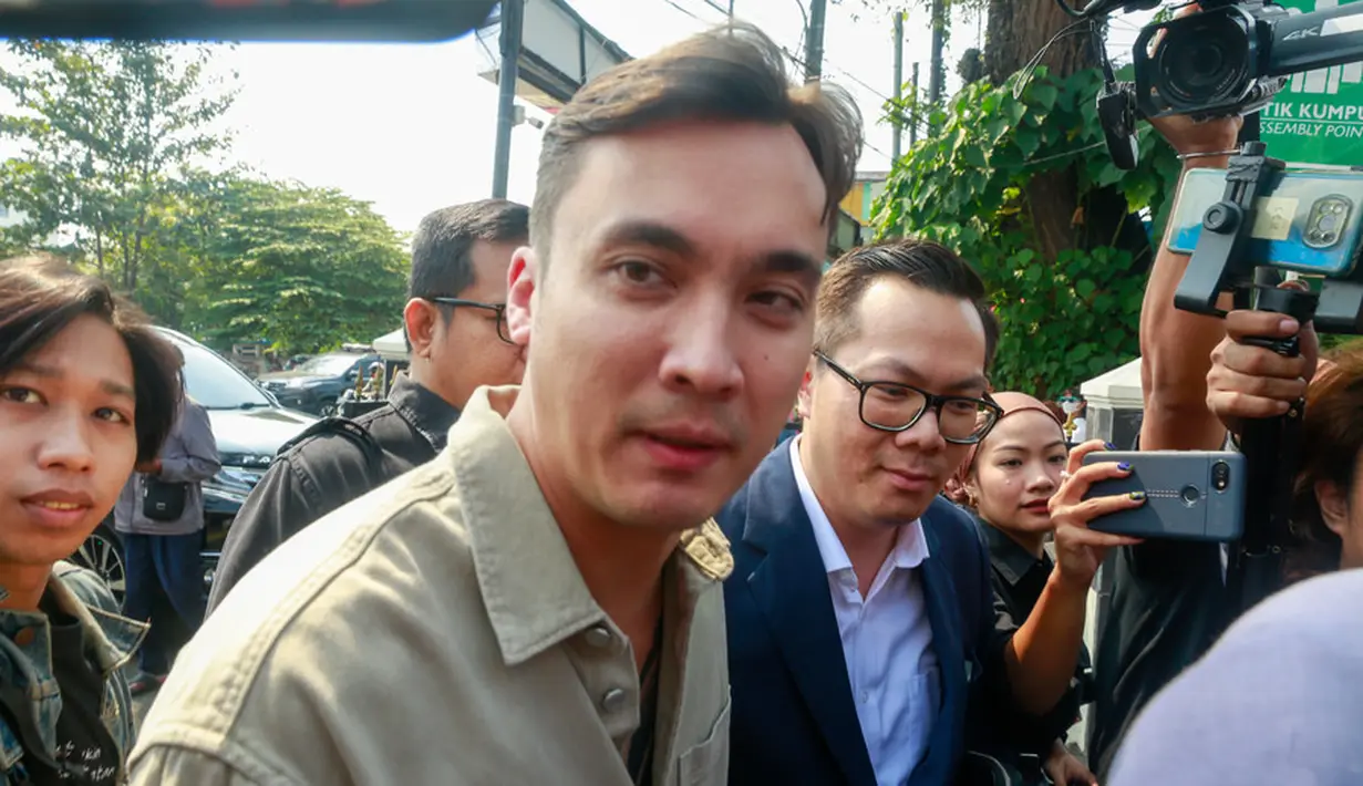 Potret Rendy hadir didampingi kuasa hukumnya saat menghadiri sidang perdana. Pria tiga orang anak itu mengaku menyesal telah berselingkuh. Rendy berharap sang istri masih mau memaafkan. [Kapanlagi.com/Muhammad Akrom Sukarya]