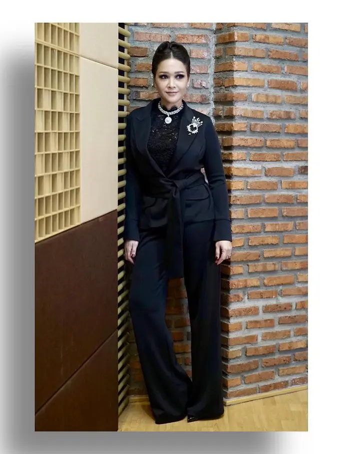 [Bintang] Artis dengan Outfit Hitam
